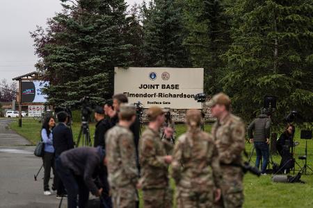 Militärpersonal und Medienvertreter stehen vor dem Joint Base Elmendorf-Richardson in Anchorage.