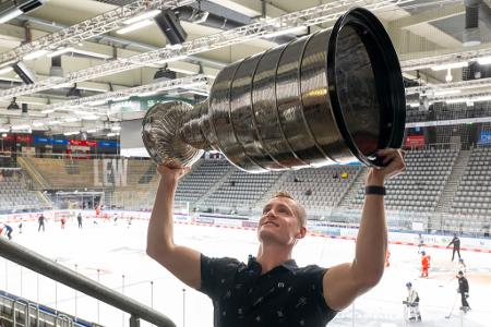 Eishockey-NHL-Champion Nico Sturm zeigt bei einem Medientermin in Augsburg stolz den Stanley Cup.