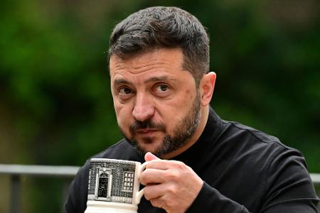 Selenskyj mit Motivtasse - ukrainischer Präsident zu Besuch in London 