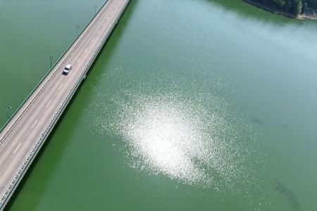 Sonne spiegelt sich im Wasser 