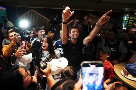 Thomas Müller bei seiner Ankunft aus Deutschland am Vancouver International Airport.
