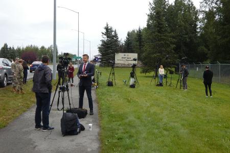 Journalisten bereiten sich auf das Treffen von Trump und Putin in Alaska vor. 
