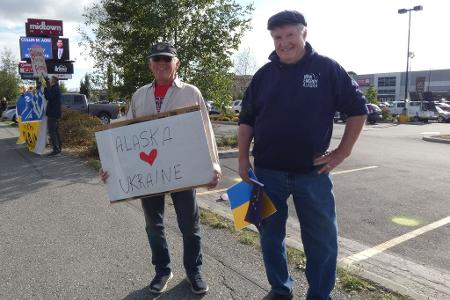 Zwei von etwa 140 Demonstranten, die am Tag vor des Gipfels zum Protest gekommen sind. 