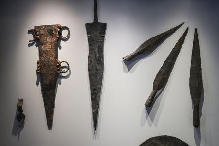 Die Römer reservierten schätzungsweise 80 Prozent der staatlichen Einkünfte für das Militär. Die Ausrüstung der römischen Legionen erforderte eine Rohstoffausbeutung in bisher nie da gewesem Ausmaß. 