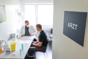 Gesundheitschecks und Impfungen im Betrieb sparen Zeit und Wege, da sie flexibel in den Arbeitsalltag integriert werden können.