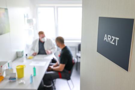 Gesundheitschecks und Impfungen im Betrieb sparen Zeit und Wege, da sie flexibel in den Arbeitsalltag integriert werden können.