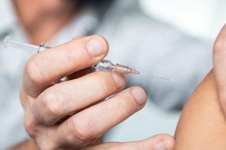 Sehtests und Impfungen sind die beliebtesten Leistungen, die Beschäftigte bereits beim Betriebsarzt genutzt haben.