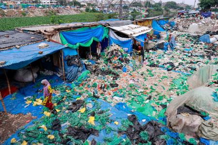 Viele Entwicklungsländer versinken mangels Recyclingmöglichkeiten in Plastikmüll. (Archivbild) Viele Entwicklungsländer versinken mangels Recyclingmöglichkeiten in Plastikmüll. (Archivbild)