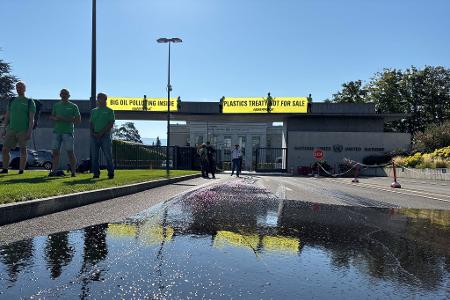 Greenpeace protestierte in Genf gegen den Einfluss der Öllobby auf die Verhandlungen. (Archiv)