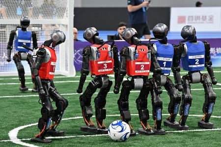 Fußball, Sprinten, Putzen: Erste 