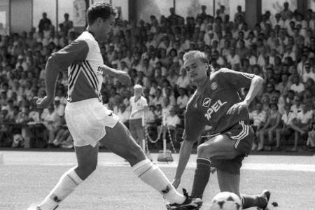 Den großen FC Bayern trifft es mehrfach - Und nochmal Bayern: Eine weitere bittere Niederlage holen sich die Münchner Profis bereits im DFB-Pokal 1990/1991 in Weinheim ab. Die mit frischgebackenen Weltmeistern gespickte Elf - rund um Jürgen Kohler und Klaus Augenthaler - verliert gegen die Amateure auch hier mit 0:1 und scheidet völlig unerwartet in der ersten Runde aus.