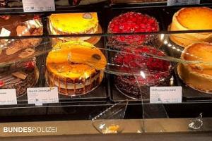 Sachschaden in Höhe von rund 2.000 EUR entstand an einem Bäckerei-Shop im Ostbahnhof nach mutwilliger Beschädigung einer Glasvitrine.