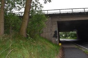 Einige Tage nach dem Überfall wurden hier, an der Autobahnunterführung zwischen Weitzmühlen und Kirchlinteln, zwei Metallkoffer gefunden, in denen das erbeutete Geld von der Geschädigten transportiert worden war. Hinweise an die Polizei Verden.

Foto: Polizei
