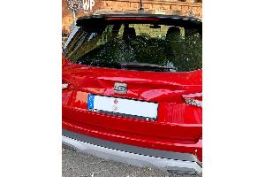 Eine deutliche Delle blieb am Heck des Seat zurück. Wer kann Hinweise auf den Verursacher geben?