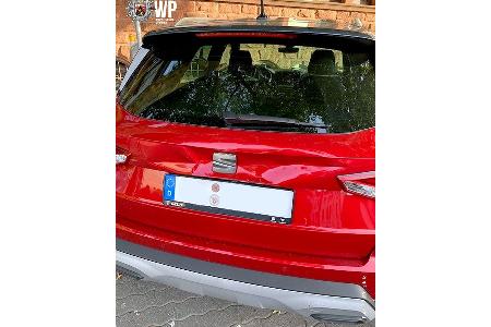 Eine deutliche Delle blieb am Heck des Seat zurück. Wer kann Hinweise auf den Verursacher geben?