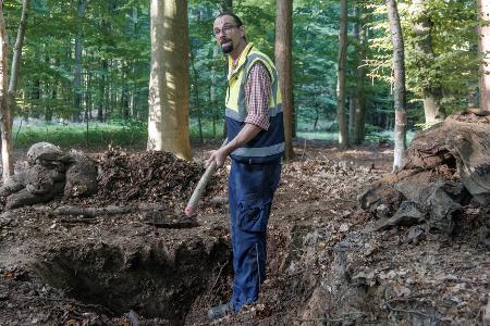 Grabungsleiter Christoph Unglaub sagt, das Denkmal sei zum Teil zerstört worden.