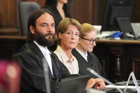 Christina Block mit ihren beiden Verteidigern im Gerichtssaal. 
