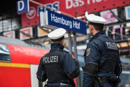 Eine Streife der Bundespolizei im Hamburger Hauptbahnhof-
Symbolfoto: Bundespolizei- Eine Streife der Bundespolizei im Hamburger Hauptbahnhof-
Symbolfoto: Bundespolizei-