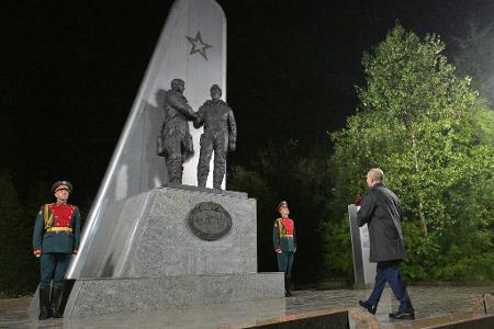 Kremlchef Wladimir Putin hat bei einem Zwischenstopp in Magadan im Fernen Osten Russlands eine Vielzahl an Terminen absolviert, bevor er sich mit US-Präsident Donald Trump in Alaska trifft. Kremlchef Wladimir Putin hat bei einem Zwischenstopp in Magadan im Fernen Osten Russlands eine Vielzahl an Terminen absolviert, bevor er sich mit US-Präsident Donald Trump in Alaska trifft.