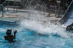 Schwimmbäder wie hier in Berlin boten wieder Abkühlung.