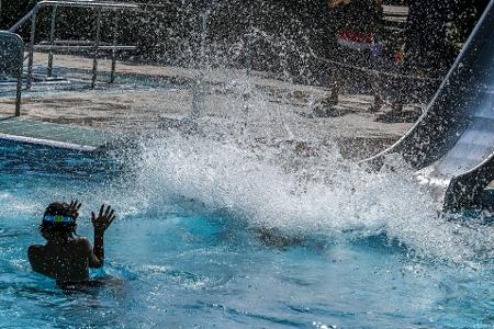 Schwimmbäder wie hier in Berlin boten wieder Abkühlung.