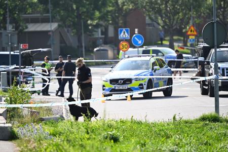 Polizei arbeitet am Tatort vor einer Moschee. Bei Schüssen nahe einer Moschee in der schwedischen Stadt Örebro westlich von Stockholm sind ersten Erkenntnissen zufolge zwei Menschen verletzt worden.