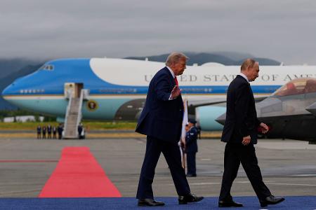 Trump und Putin begrüßen sich auf dem Rollfeld