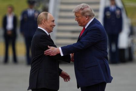 US-Präsident Donald Trump begrüßt den russischen Präsidenten Wladimir Putin auf der Joint Base Elmendorf-Richardson.