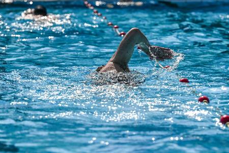 Im Schwimmbecken vom Sommerbad Wuhlheide ziehen Besucher ihre Bahnen. Mit Höchsttemperaturen von bis zu 37 Grad nähert sich die aktuelle Hitzewelle ihrem Ende.