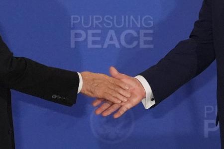 „Handshake in Alaska: Trump und Putin treffen sich in Alaska