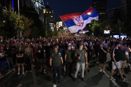 Am Rande der Proteste gegen den serbischen Präsident Vucic kam es die dritte Nacht in Folge zu Ausschreitungen. (Archivbild) 