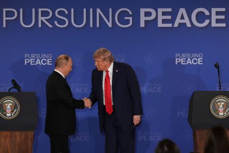 Die russische Führung sieht sich nach dem Gipfel bestätigt, dass Kampfhandlungen und Verhandlungen im Krieg parallel möglich sind. Die russische Führung sieht sich nach dem Gipfel bestätigt, dass Kampfhandlungen und Verhandlungen im Krieg parallel möglich sind.