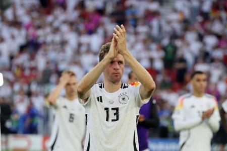 Heim-EM als Schlusspunkt - Ein weiterer Titel im DFB-Dress ist Müller nicht vergönnt. Sein letztes Länderspiel bestreitet er im denkwürdigen Viertelfinale der Heim-EM 2024 gegen Spanien. Das Aus kann er als Joker nicht verhindern. Nach dem Turnier verkündet Müller seinen Rücktritt.