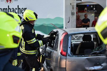 Kirmesübung 2025 - Verkehrsunfall mit eingeklemmter Person