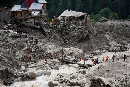 Die Wassermassen überraschten Pilger beim Essen. Mindestens 65 Menschen sind in Kaschmir bei einer Sturzflut gestorben. 