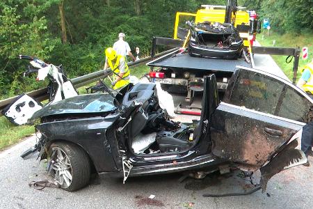Zwei junge Menschen sterben bei dem Unfall auf der Landstraße.
