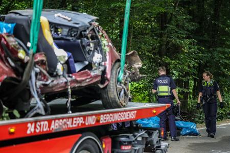 Zwei 19-jährige Männer sowie zwei 14 und 16 Jahre alte Mädchen sind bei einem Autounfall in Kürten gestorben. Am Steuer saß ein 16-Jähriger. Er überlebte. Der Wagen gehört seinen Eltern.