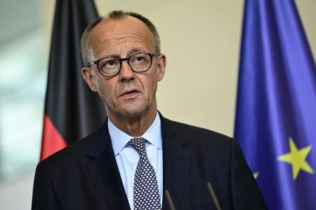 Bundeskanzler Merz hält den Verzicht auf einen Waffenstillstand in der Ukraine unter bestimmten Bedingungen für vertretbar. (Archivbild) Bundeskanzler Merz hält den Verzicht auf einen Waffenstillstand in der Ukraine unter bestimmten Bedingungen für vertretbar. (Archivbild)
