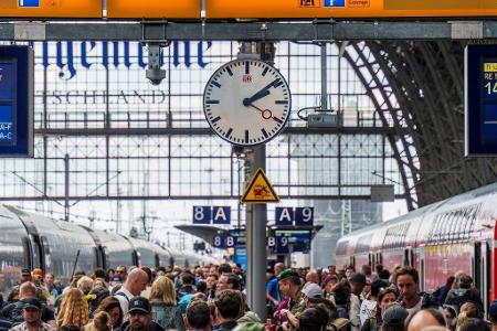 Die Bahn steckt in der Krise - nun soll es einen Wechsel an der Konzernspitze geben. (Archivbild) Die Bahn steckt in der Krise - nun soll es einen Wechsel an der Konzernspitze geben. (Archivbild)
