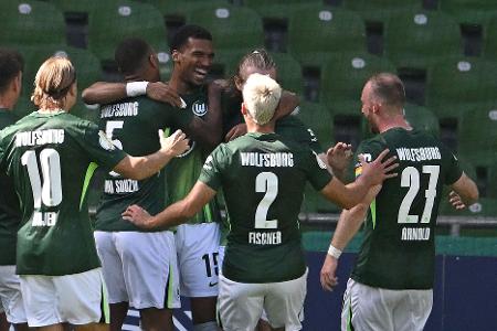  Moritz Jenz (4.v.l.,VfL Wolfsburg) jubelt mit Teamkollegen über sein Tor zum 0:1 im DFB-Pokalspiel gegen den SC Hemelingen. Wolfsburg gewann die Partie mit 9:0.