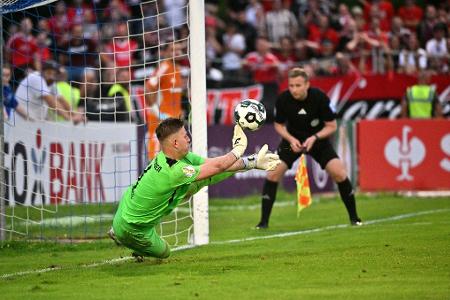 Der Illertissener Torwart Michel Wittek hält den entscheidenden Elfmeter im DFB-Pokalspiel gegen den 1. FC Nürnberg.
