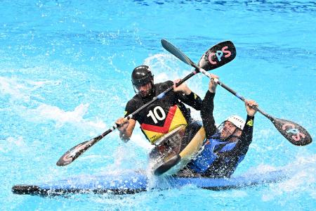 Leon Max Paul Konrad (L) aus Deutschland kämpft mit Fabrizio Massa aus Italien im Kanupolo-Finale der Männer zwischen Deutschland und Italien bei den World Games 2025 in Chengdu. Deutschland gewann Gold. 