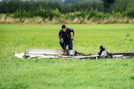 Beim Absturz eines motorisierten Leichtflugzeugs im nordrhein-westfälischen Kranenburg sind am Samstagnachmittag zwei Menschen ums Leben gekommen. Beim Absturz eines motorisierten Leichtflugzeugs im nordrhein-westfälischen Kranenburg sind am Samstagnachmittag zwei Menschen ums Leben gekommen.