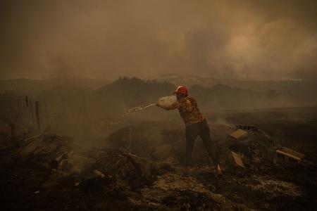 Waldbrände in Spanien - Bewohnerin kämpft gegen Flammen in Cualedro