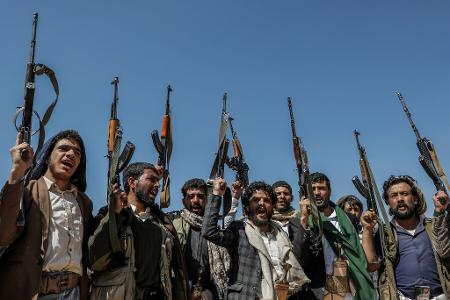 Bewaffnete Huthi-Mitglieder demonstrieren gegen Israel und die USA. (Archivbild)