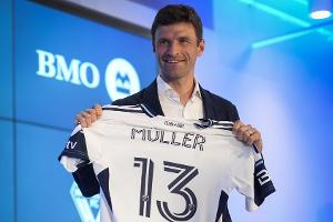 Thomas Müller bedankt sich mit Lederhose für die Nummer 13