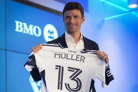 Thomas Müller bedankt sich mit Lederhose für die Nummer 13 Thomas Müller bedankt sich mit Lederhose für die Nummer 13