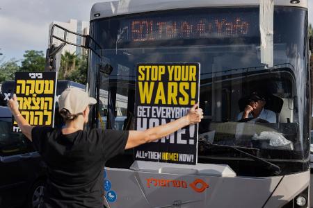 Protest in Israel: Demonstranten blockieren Straße für Freilassung der Geiseln