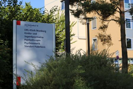 Der Angriff geschah in einer LWL-Fachklinik in Paderborn. Der Gesundheitszustand der angegriffenen 24-Jährigen hat sich nach dem Angriff laut Polizei verbessert. Die mutmaßliche 13-jährige Täterin wurde inzwischen woanders untergebracht.