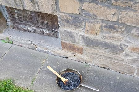 Verbranntes Essen in der Pfanne